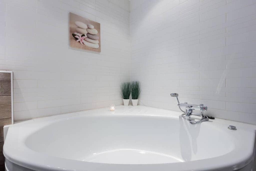 Superb Central Location, No Car Needed - Spacious Akureyri Eksteriør billede